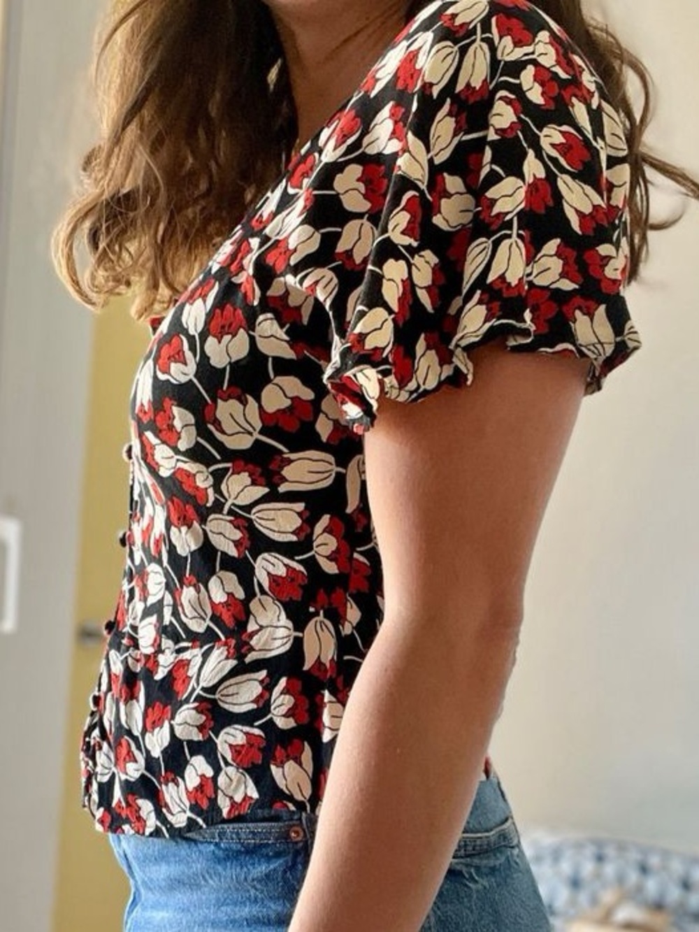 Floral Flutter-Sleeve V-Neck Button Up Top in Black, Red & Cream, Sz M